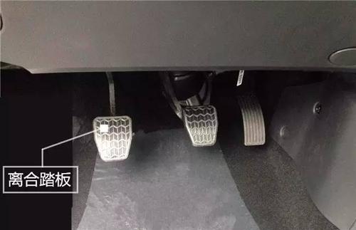 第二步:踩下离合踏板,按下一键启动按钮,即可启动车辆.