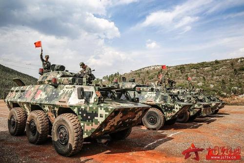 武警装甲车野外实弹射击