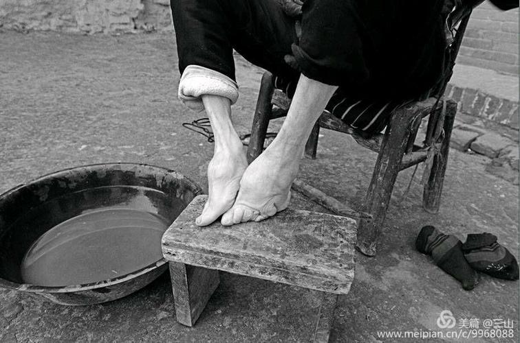 旧时妇女被缠的小脚(称三寸金莲).行走为左右摇晃,站立不稳.