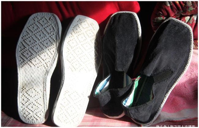 我们把镜头对准了成品布鞋,看样子布鞋造型还是上个世纪80年代前的