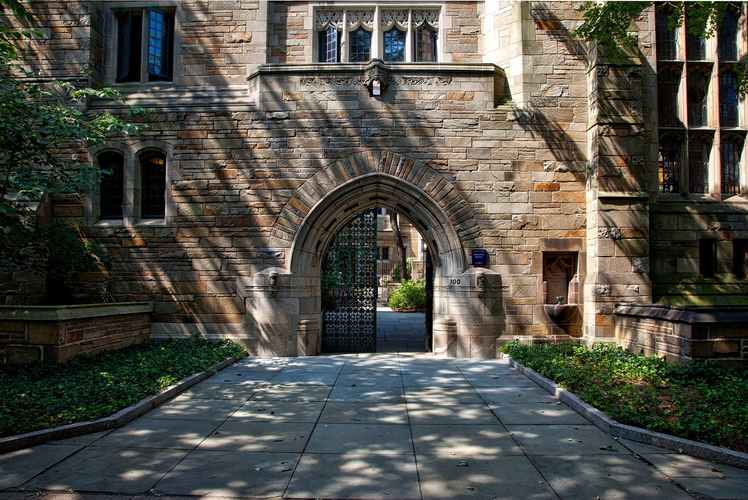 1952年院系调整,圣约翰大学被撤销,其院系分别并入华东师范大学,复旦