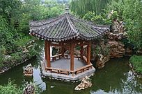 下载《园林景观俯视池塘里的六角亭》