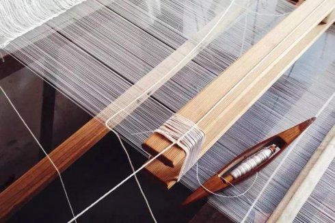 缂丝织造时,需要借助古老的平纹木机,不同规