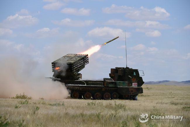 "钢铁风暴"威力惊人!解放军某旅11式122毫米火箭炮首射火力全开