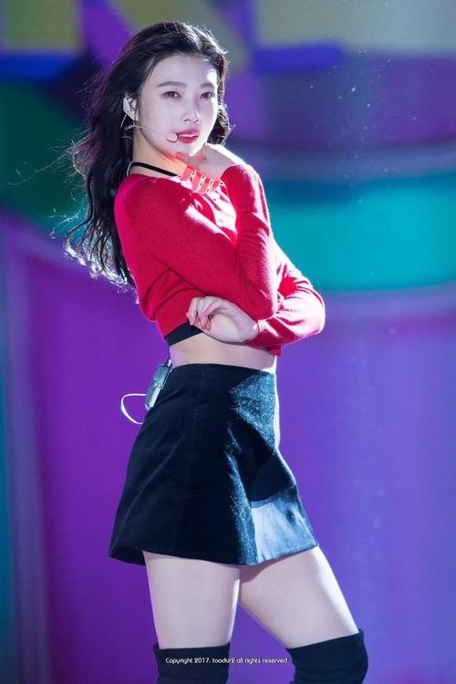 今天和大家一起来看一看韩国女团red velvet 成员朴秀荣的穿搭吧!