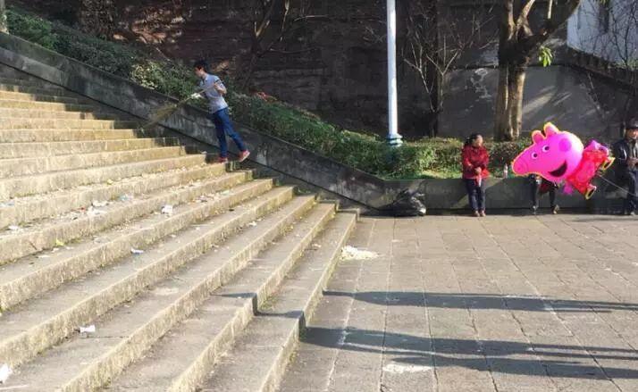 网友建议:云阳长江大桥改单行道上盘石;人潮散去的万步梯