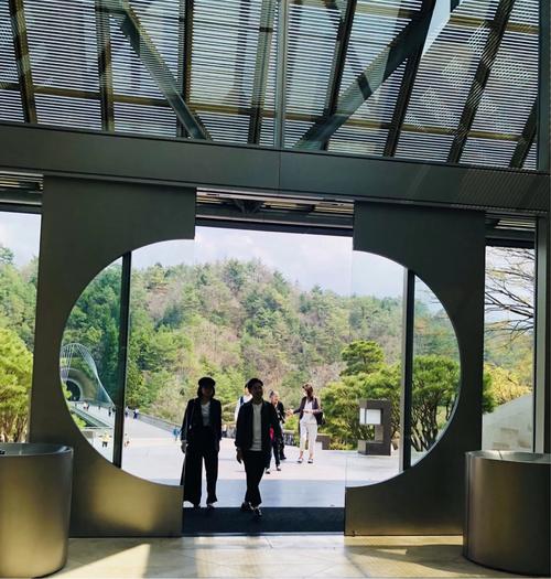 樱花(二)美秀博物馆 写美篇   这是一件在展厅中央,面积巨大的展品