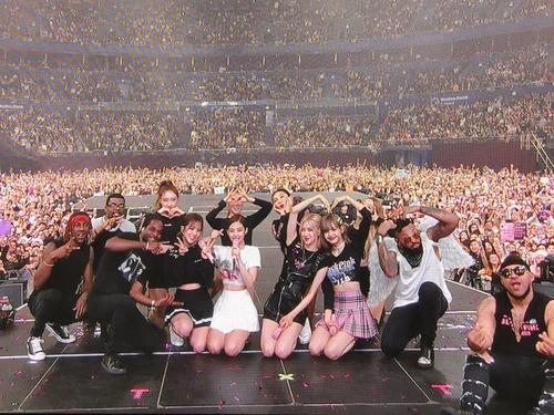 我今天去看blackpink演唱会了…咱们魔幻大营咋了啊