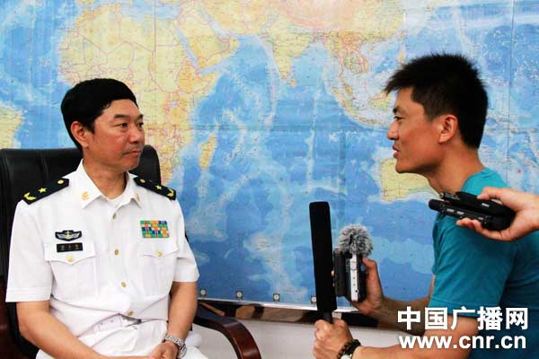 南海舰队三亚某基地司令员郭玉军少将(左)接受记者穆亮龙(右)采访