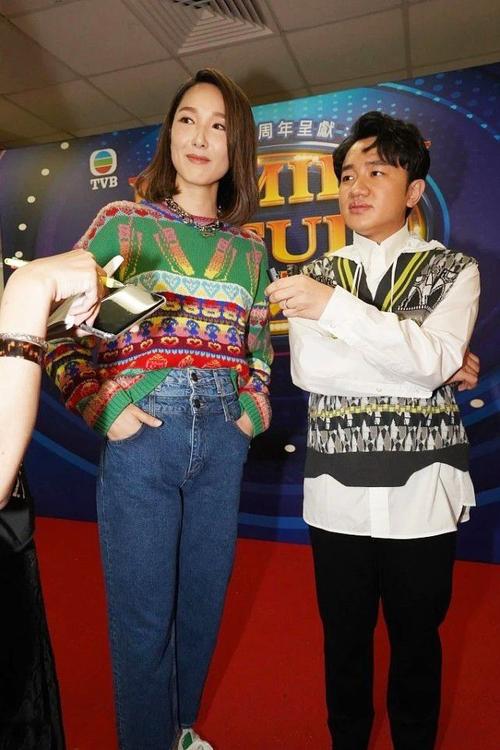 王祖蓝夫妇久违亮相两人身高相差12cm成看点李亚男时尚感真好