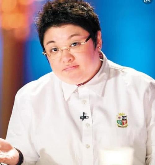 韩红坦言自己当年是校花,网友笑掉大牙,旧照一出哑口无言