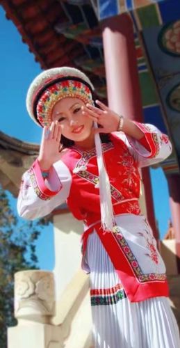 《白族姑娘服饰》