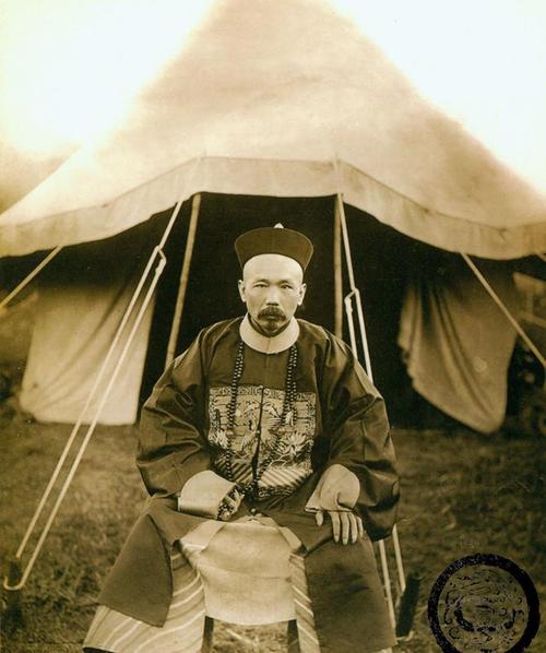 清朝官员出巡真实场景:身穿官服,自带官威,官不大排场