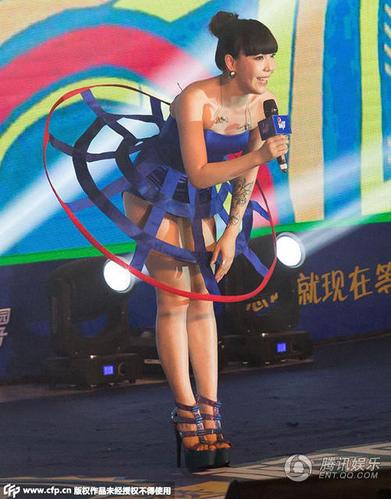 吴莫愁发福严重大腿变粗 传系服用药物致肥胖