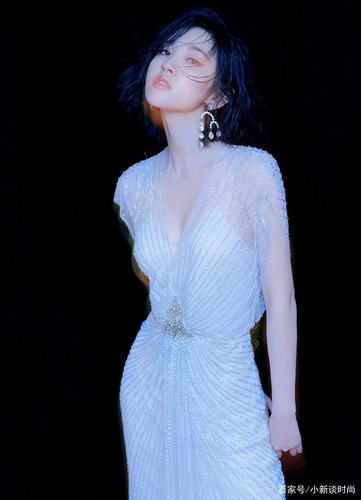 唐艺昕可真够奔放的,穿吊带装也敢真空上阵,就不怕掉下来吗?