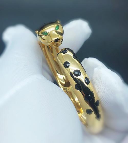 卡地亚豹子手镯_手镯_卡地亚怎么样_钻石_石榴石_首饰_时尚潮流_皮带