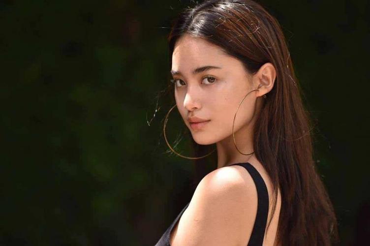 饰演女主的 yongwaree ngamkasem,是 99 年出生的泰国新生代 演员