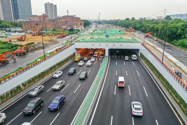 南京:扬子江大道首个隧道开通启用
