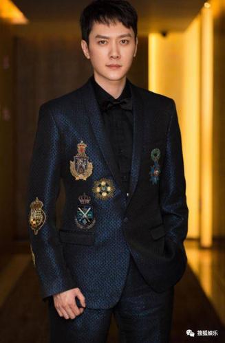 虽然这眉毛单看挺雷人的,但是吧放在冯绍峰身上反而特合适,毕竟给冯叔