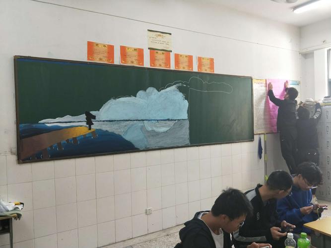 我们这期黑板报用颜料画,虽然还没有画好,但是已经很好看了,给我们画