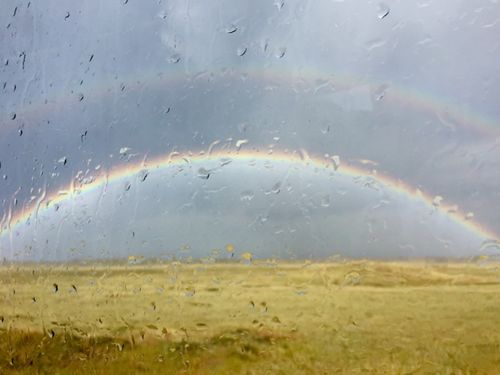 游完魔鬼城继续赶往布尔津,行车途中,遇见雨中彩虹!