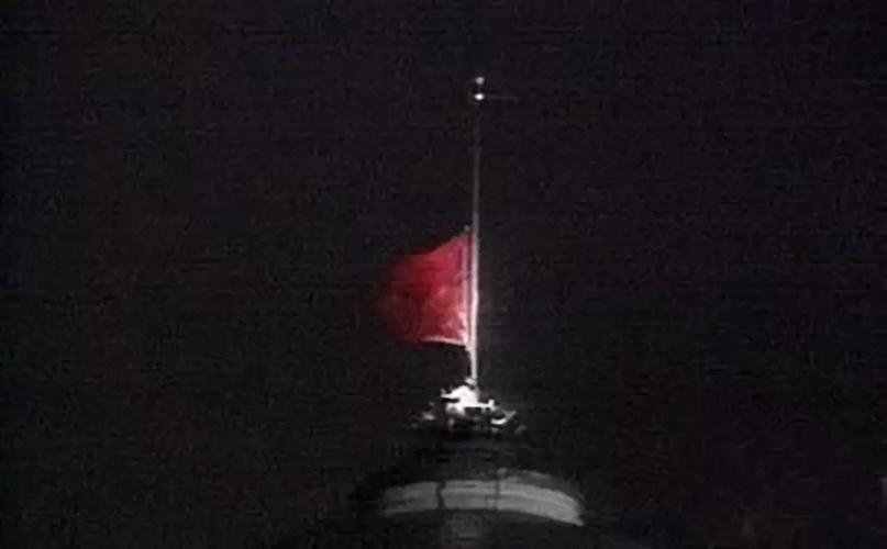 19时45分,一面三色的俄罗斯联邦国旗取而代之,升上了克里姆林宫上空.