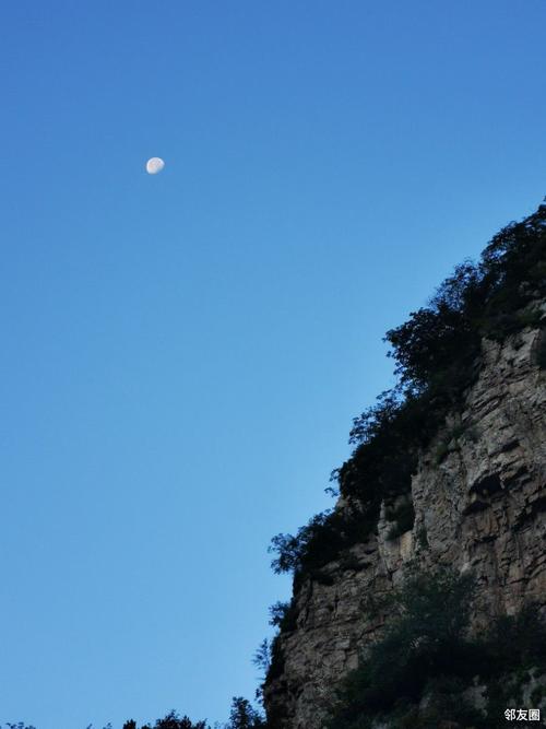 大山深处的落月