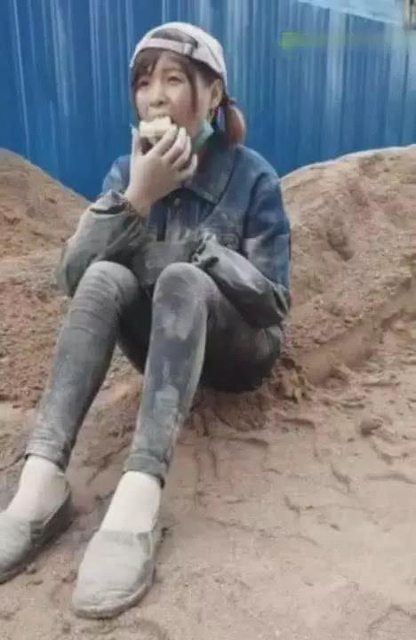实拍90后女孩儿在工地打工吃苹果的一幕,网友:我养你