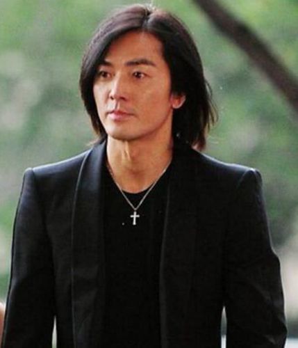 他演的《古惑仔》相信大家都看过了,经典中的经典,剧中也是一缕长发