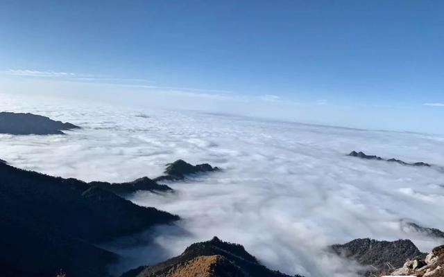 "这是唐朝诗人李白的《登太白峰》,这首诗描绘出了太白山的高,寒,险
