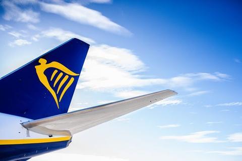 瑞安航空一客机空中遇风暴:乘客惊慌失措,又哭又吐