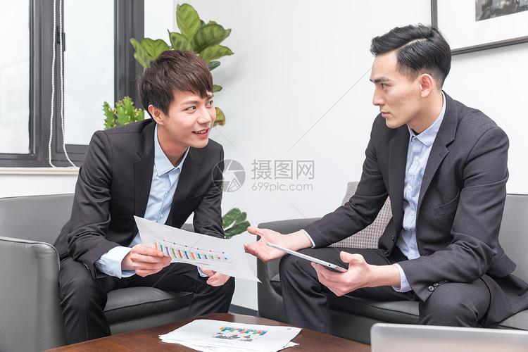 在会议室讨论工作的商务人士交流人物