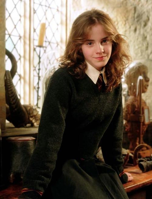 艾玛·沃特森小时剧组照.从小就是个美人胚子