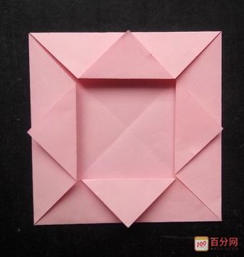 圆形穿过正方形折纸