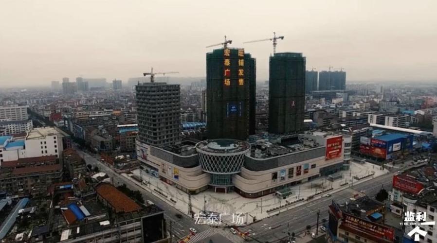 抢在春节前开业的宏泰广场,原本应该是人来人往,车水马龙的街景,如今