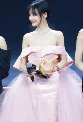 为啥女星的"抹胸裙"永远不会掉?看到郑爽转过身后终于