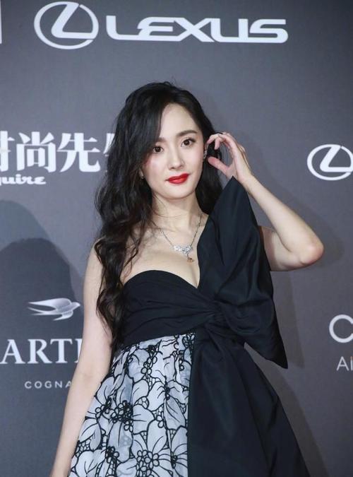 时尚红毯:杨幂艳绝香江,张雨绮造型显壮,万茜赖在红毯