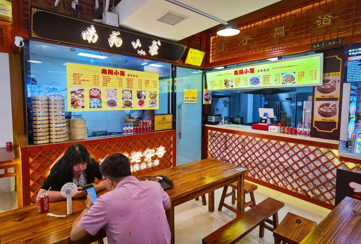 老城隍庙餐饮公司发现,上海一些地方多出了一些叫"南翔小笼"的门店