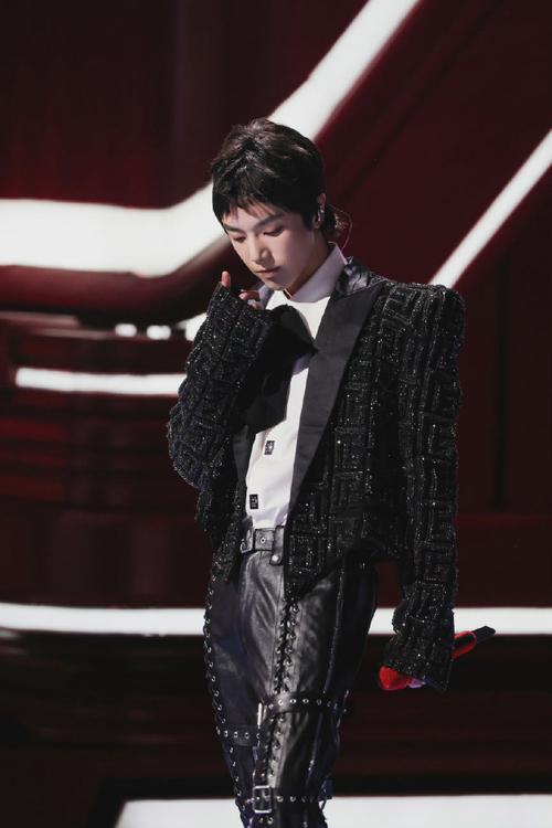 华晨宇演唱会排练厅侧拍#华晨宇2021火星演唱会排练厅侧拍,认真的