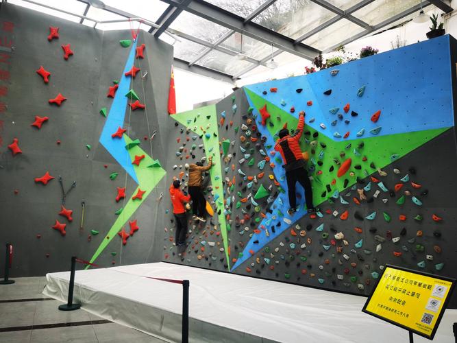 阿坝州首家室内攀岩馆落户小金
