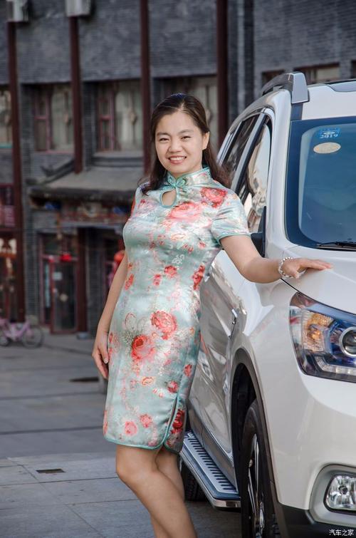 谁说年轻貌美才能当车模,看媳妇身着复古旗袍演绎古典美