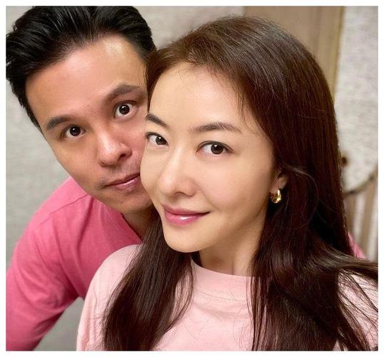 熊黛林喜迎41岁生日,肤白貌美显年轻,老公和双胞胎女儿为她庆生