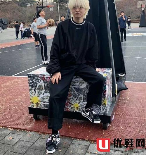 af1权志龙2.0上脚街拍图赏析 pmo x af1 权志龙2.0白色刮开是什么图案