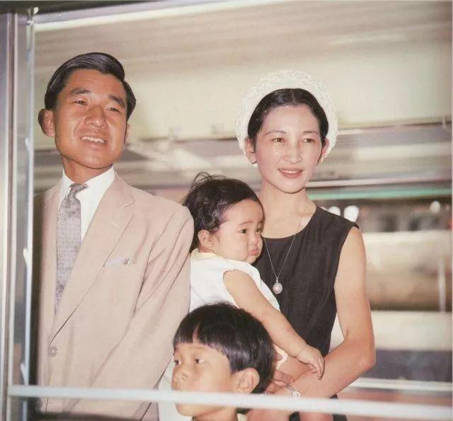 奈何,美智子的盛世美颜没能遗传给儿子德仁和文仁,可见好基因没有遗传