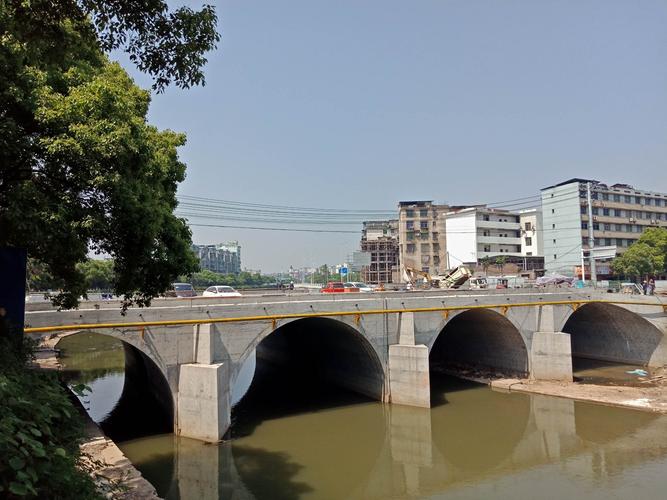 翻修尚未竣工的南门桥