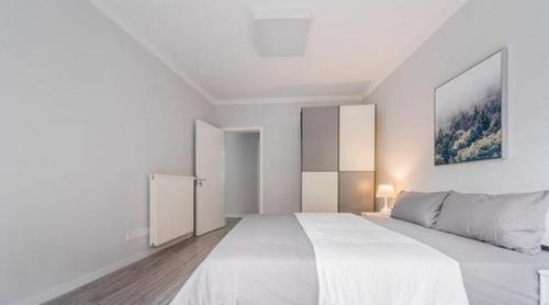 灰墙 白顶 地板,简到极致,都能在家翻跟头了!