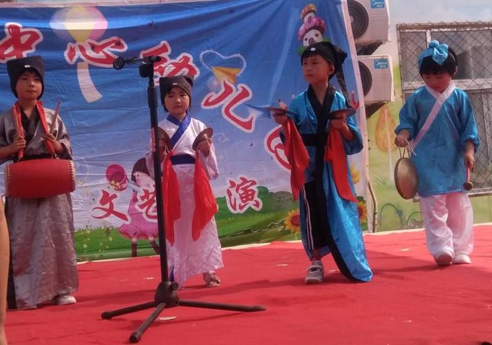 三句半这种中国民间群众传统的曲艺表演形式,着实把在幼儿园里的幸福