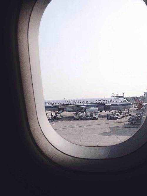 来张类似这种的飞机装逼照片 不要飞在空中的 要真实的原图 骗人用