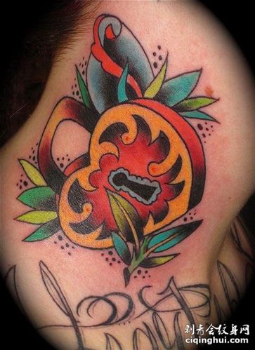 颈部心形锁纹身图案