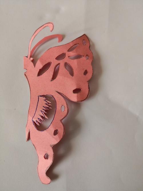 6,蝴蝶剪好了!小朋友们,你们也快快来试一试吧!